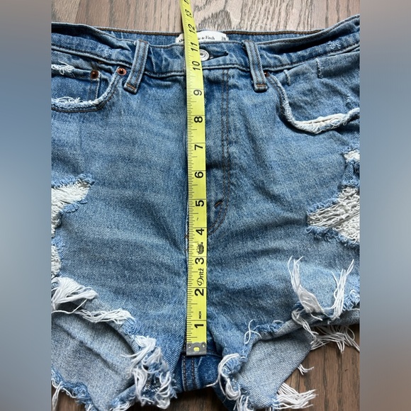 ABERCROMBIE & FITCH Distressed High-Rise The 2" Mom Shorts Cut-Off, Sz 28/6 - Picture 6 of 7